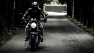 Zranění spolujezdce na motorce: Odškodněním půl milionu to nekončí
